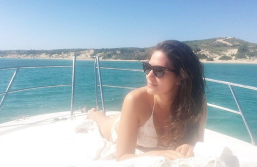 Özge Borak ilk kez defileye çıktı! Cesur mayosuyla yürek hoplattı