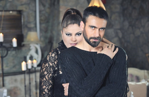 Şarkıcı İzel kaç yaşında yüzündeki izler neden oldu İzel kimdir?