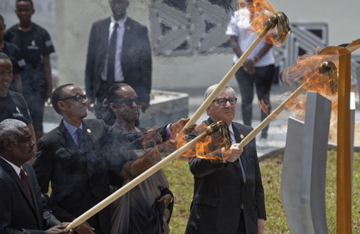 "Ruanda" anmasına katılan Juncker, First Lady'i yakıyordu! Son anda kurtuldu