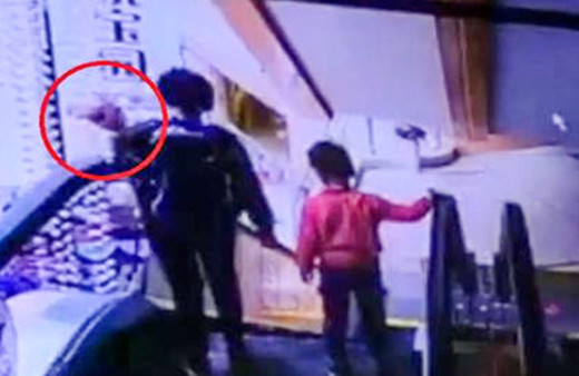 İnanılmaz Görüntü! Yürüyen merdivende bebeğini düşürdü