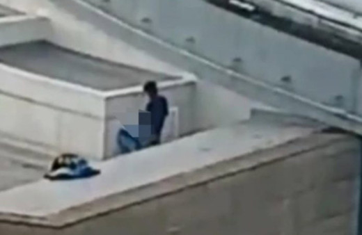 AVM'de rezalet! Çatıda cinsel ilişkiye girdiler Onlarca kişi karşı binadan izledi