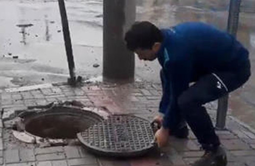 Yıldırım rögar kapağına düşünce vatandaş havaya fırladı