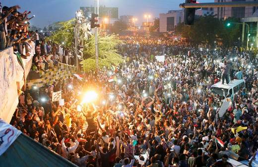 Sudan'da darbeyi yapan general Avad bin Avf istifa etti