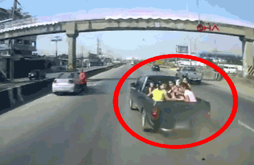 Saniyeler sonrası dehşet! Yolcular kaza sonrası yola savruldu