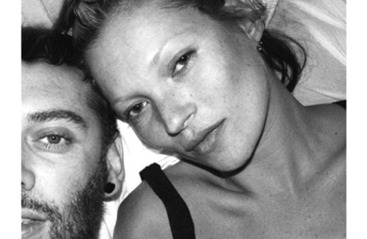 Seksi Model Kate Moss, Mert Alaş'a striptiz yaptı!