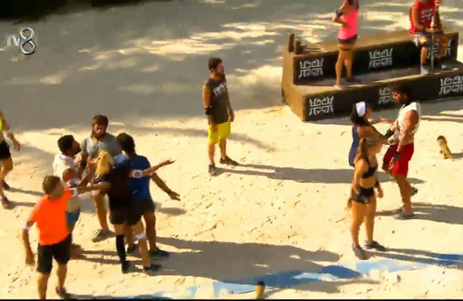 Sude ve Büşra yarışırken iki takım bench'te tartıştı