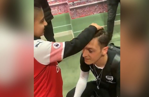 Mesut Özil görme engelli hayranıyla bir araya geldi