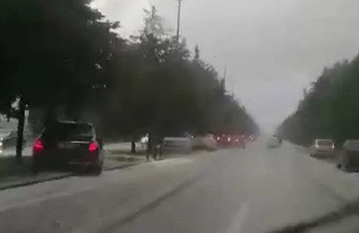 Balıkesir'de aniden başlayan dolu yağışı hayatı felç etti