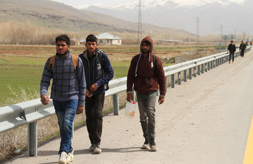 Van'da yol üstünde yürüyen 60 kaçak yakalandı