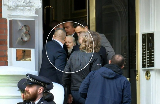 Ekvador Büyükelçiliği'ndeyken Assange'ın iç çamaşırıyla kaykay yaparken görüntüleri çıktı!