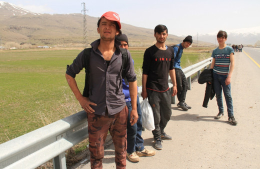 Van'da yol üstünde yürüyen 60 kaçak yakalandı
