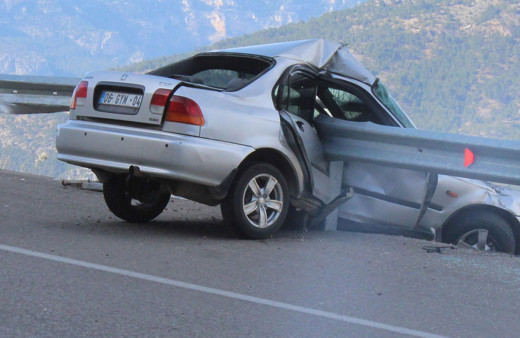 Bariyerlere saplanan otomobil, uçuruma düşmekten kurtuldu