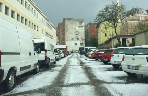 İzmir Tire'de dolu yağışı çevreyi beyaza bürüdü