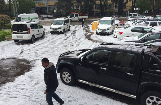İzmir ve ilçelerini dolu ve hortum vurdu