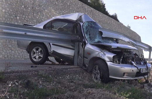 Karaman'da bariyerlere saplanan otomobil, uçuruma düşmekten kurtuldu
