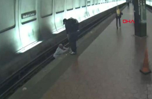 Görme engelli adam raylara düştü bakın nasıl kurtarıldı