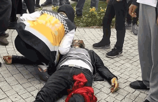 Sokak ortasında eşini döven kişiyi bıçakladılar