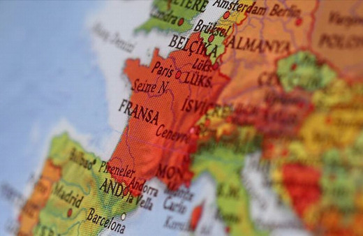 Fransa'da üç caminin duvarına İslam karşıtı yazılar yazıldı