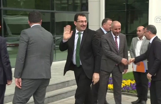 AK Parti heyeti YSK binasına 3 valiz dolusu belge ile birlikte geldi!