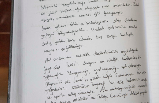 İzmir Büyükşehir  Belediye Başkan Soyer Anıtkabir'i ziyaret etti Deftere ne yazdı