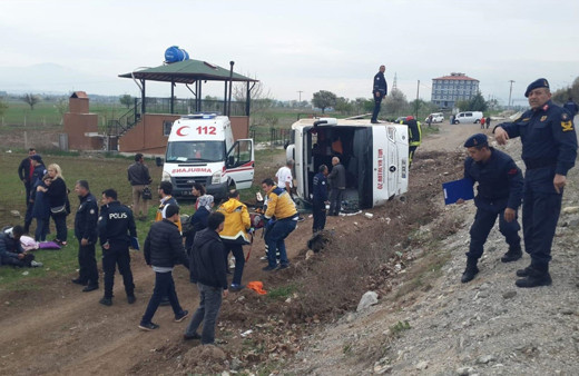 Denizli'de öğrencileri taşıyan tur otobüsü devrildi: 34 yaralı