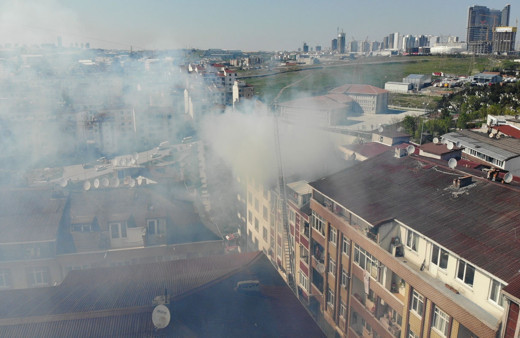 Esenyurt'ta korkutan çatı yangını havadan görüntülendi