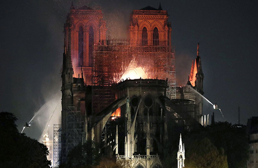 Notre Dame’ın içindeki değerli eserler yangından kurtarıldı