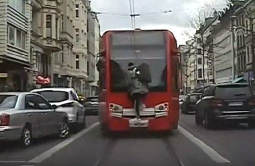 İlginç görüntü! Tramvayın arkasında metrelerce böyle gitti