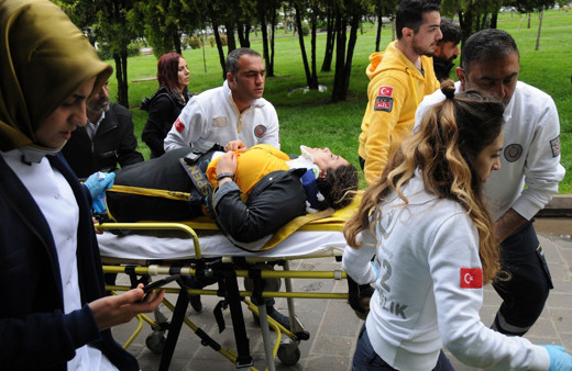 HDP'lilerin izinsiz eylemine polis müdahalesi; milletvekili yaralandı