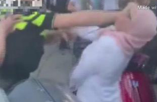 Hollanda polisinden başörtülü kadına tekme tokat dayak!