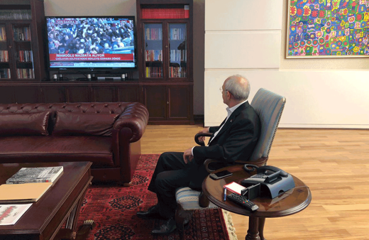 CHP Lideri Kemal Kılıçdaroğlu İmamoğlu'nun mazbata aldığı anları böyle takip etti