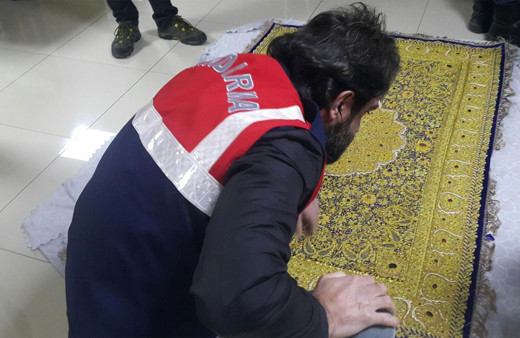 Altın ve yakut işlemeli halı! Servet değerinde antika bulundu