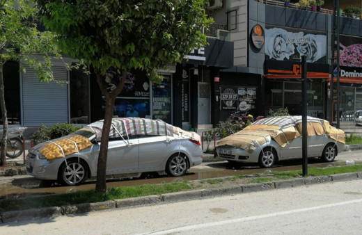 Adanalılar dolu yağışından zarar görmemek için otomobilleri kilimle kapladı