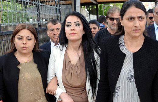 Erteleme süresi dolan Ayşe öğretmen, cezaevine girdi