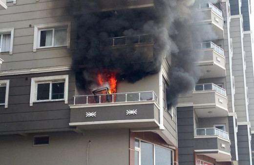 HATAY'da apartman dairesinde çıkan yangın 7 kişiyi hastanelik etti
