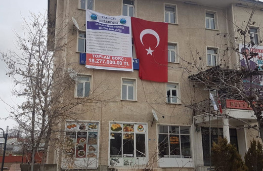 AK Parti'li başkan, borç listesini belediye binasına astırdı