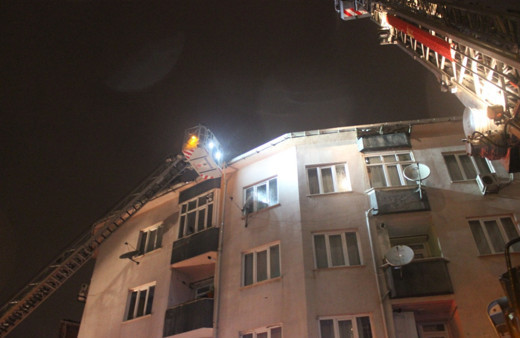 EYÜP SULTAN'da evin çatısında çıkan yangın, ev sahibine feryat ettirdi