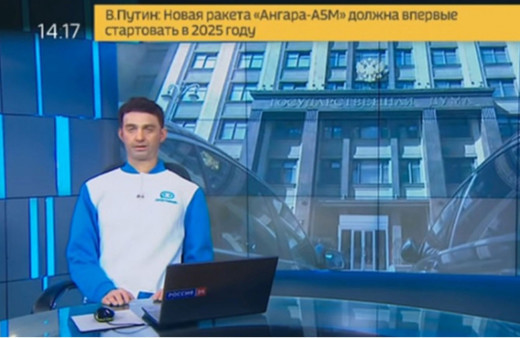 Spiker koltuğunda robot Aleks