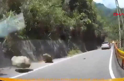 Depremde yola düşen kayalardan son anda böyle kurtuldular