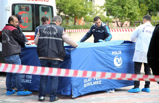 Ayrıldığı kız arkadaşı ve kız arkadaşının annesini öldürüp intihar etti