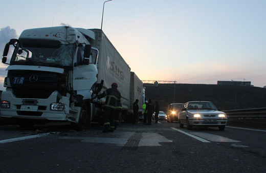 TEM'de 3 TIR çarpıştı: 10 kilometrelik araç kuyruğu oluştu!