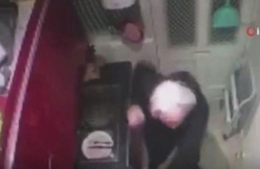 Julian Assange kendi kendine kungfu yapmış, orkestra yönetmiş