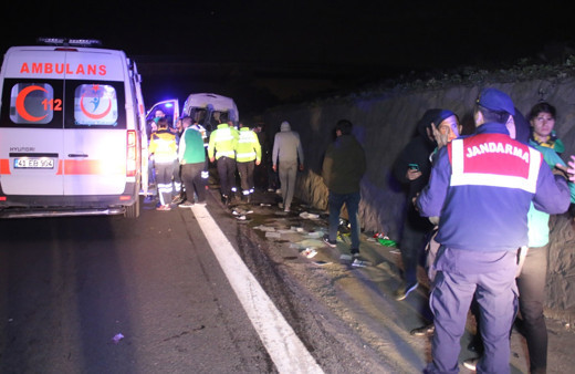 Taraftar minibüsü tırla çarpıştı: 10 yaralı