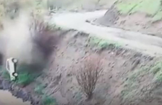 Uludere'de otomobilin dereye uçtuğu anlar kamerada