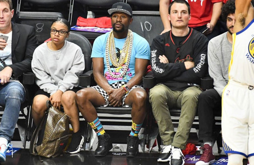 Floyd Mayweather 11 kiloluk altın zincirleriyle maça gitti