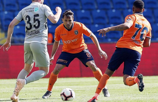 Emre soyunma odasında Visca'yı fena haşladı