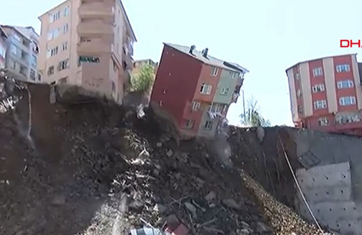 Kağıthane'de bina çökme anı