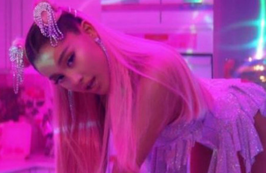 Ariana Grande'ye sahnede limonlu saldırı!