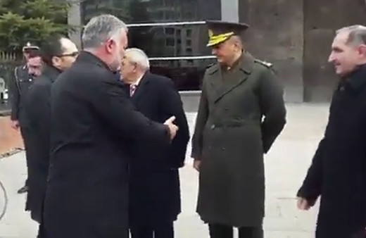 Kars'ta Komutan Özgür Nuhut HDP'li Belediye Başkanı Ayhan Bilgen tokalaşmadı