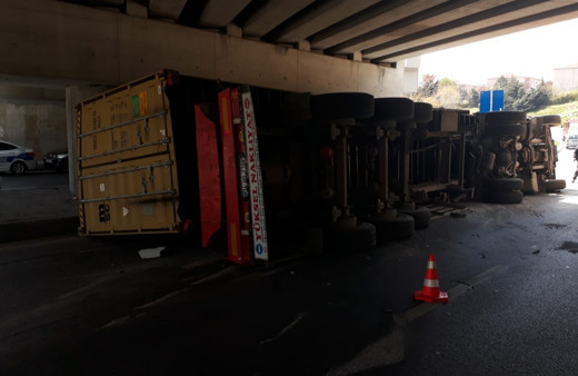 Tren üst geçidine çarpan TIR yan yattı